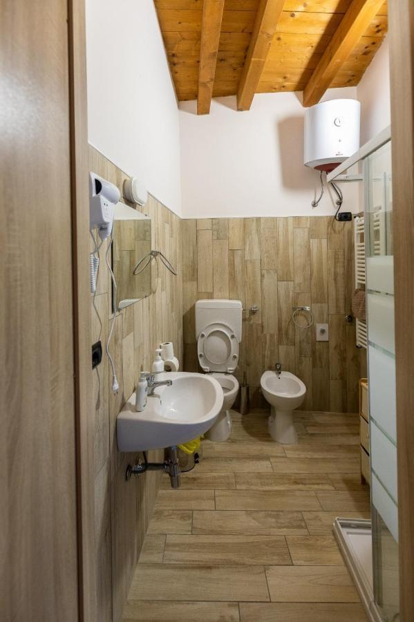 Angolo Nascosto Apartments San Fiorano Bagian luar foto